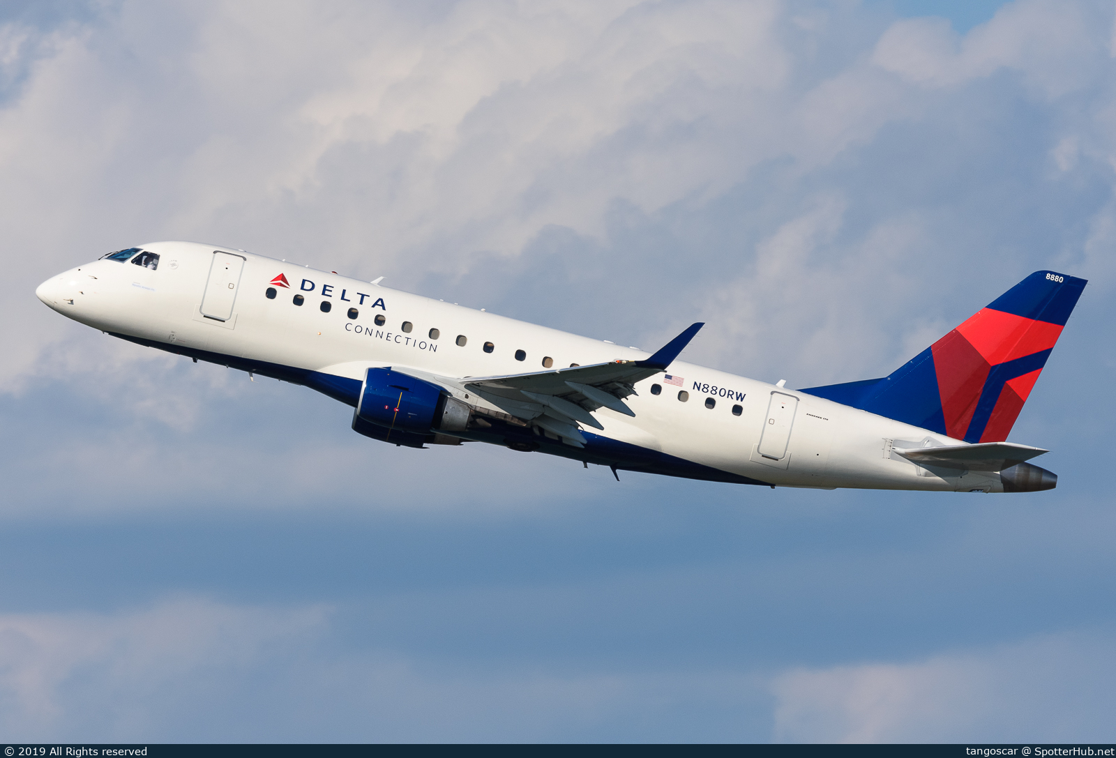 Photo of N880RW - Embraer ERJ-170LR operated by Delta Connection (opb Republic Airways)