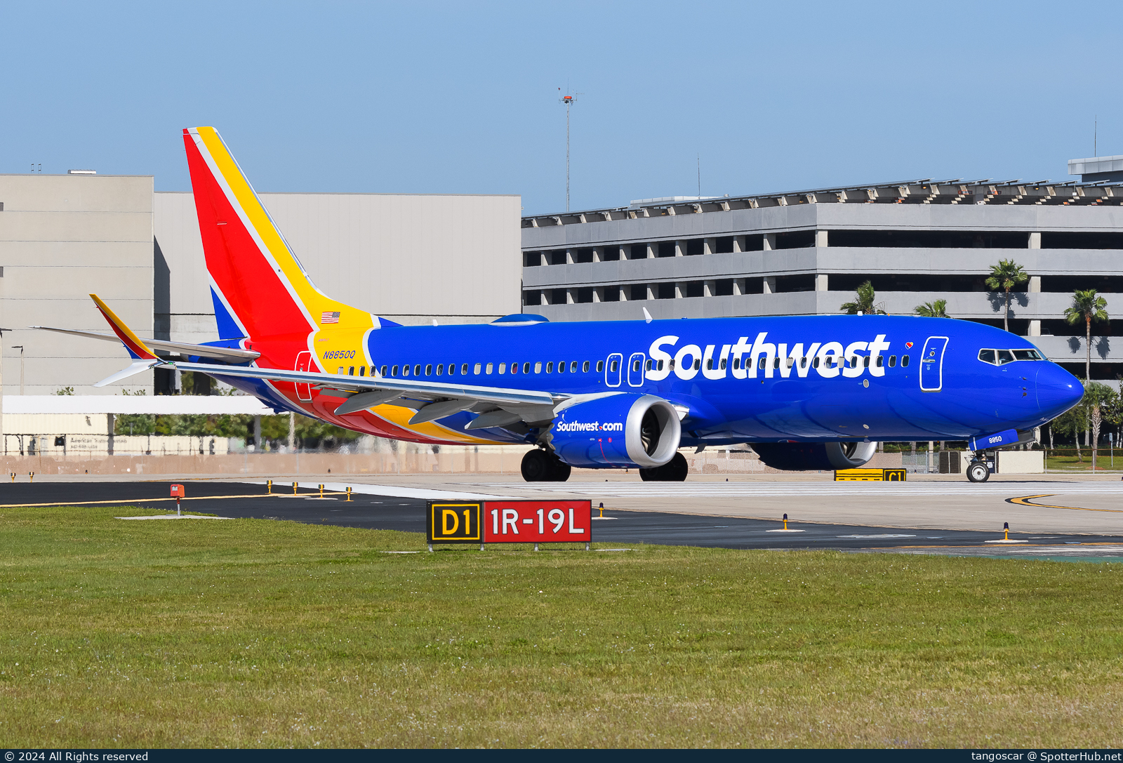 Photo of N8850Q - Boeing 737 MAX 8 operated by Southwest Airlines
