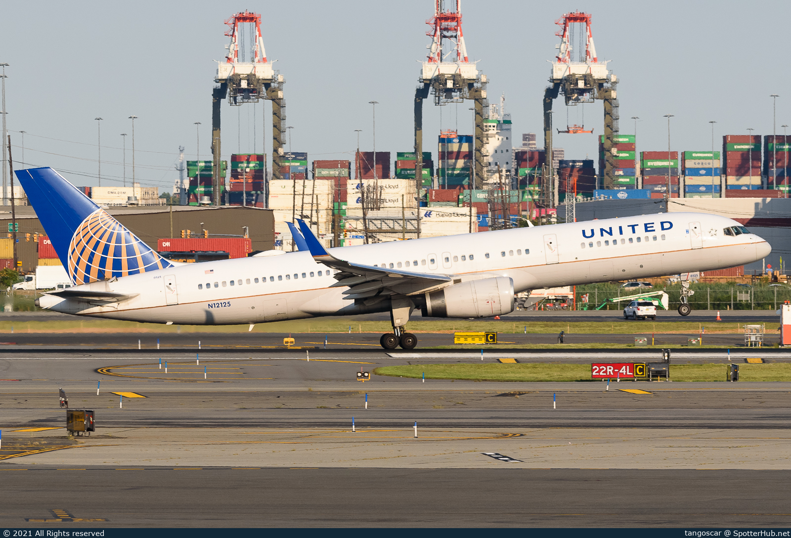 Photo of N12125 - Boeing 757-224 operated by United Airlines