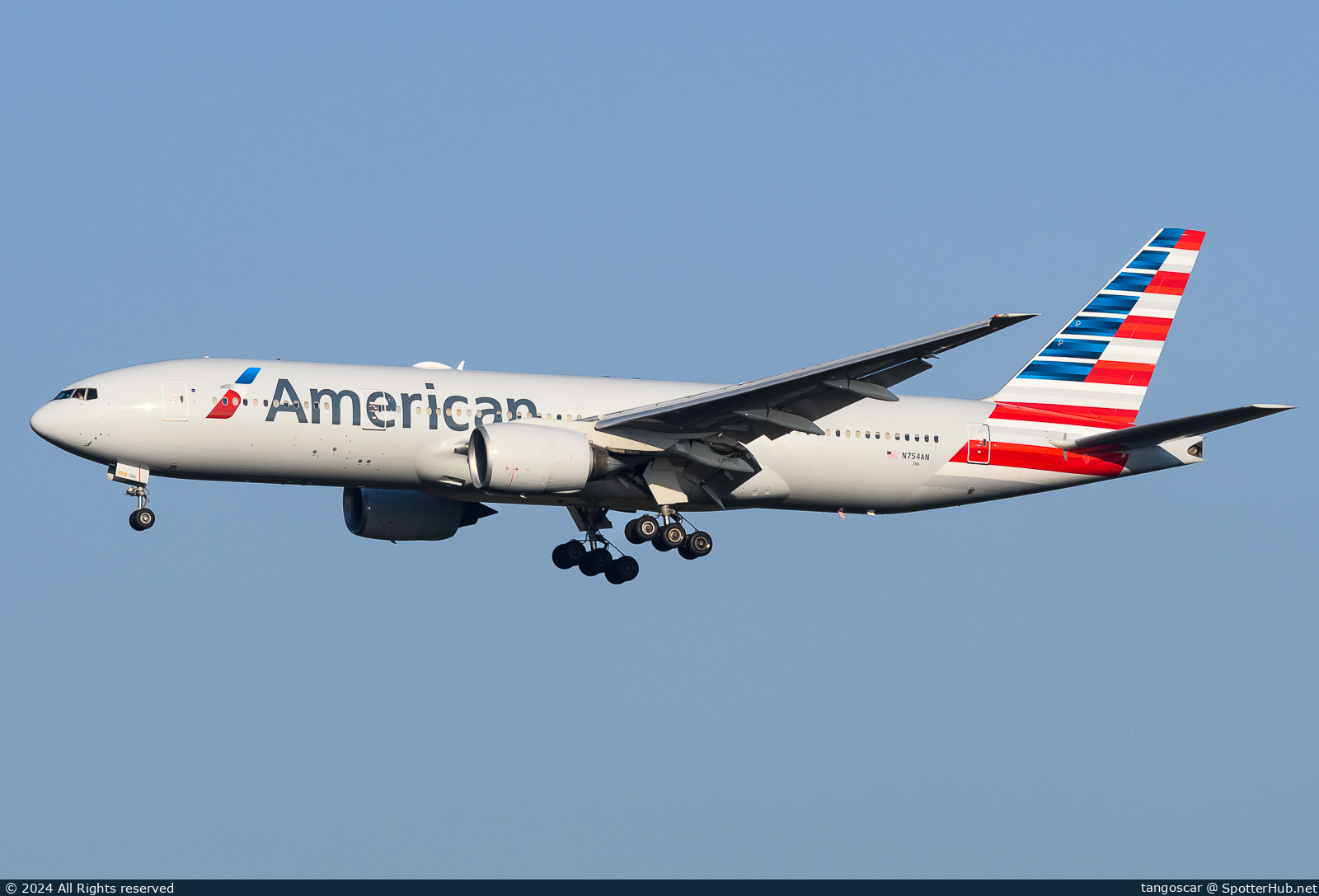 Photo of N754AN - Boeing 777-223(ER) operated by American Airlines