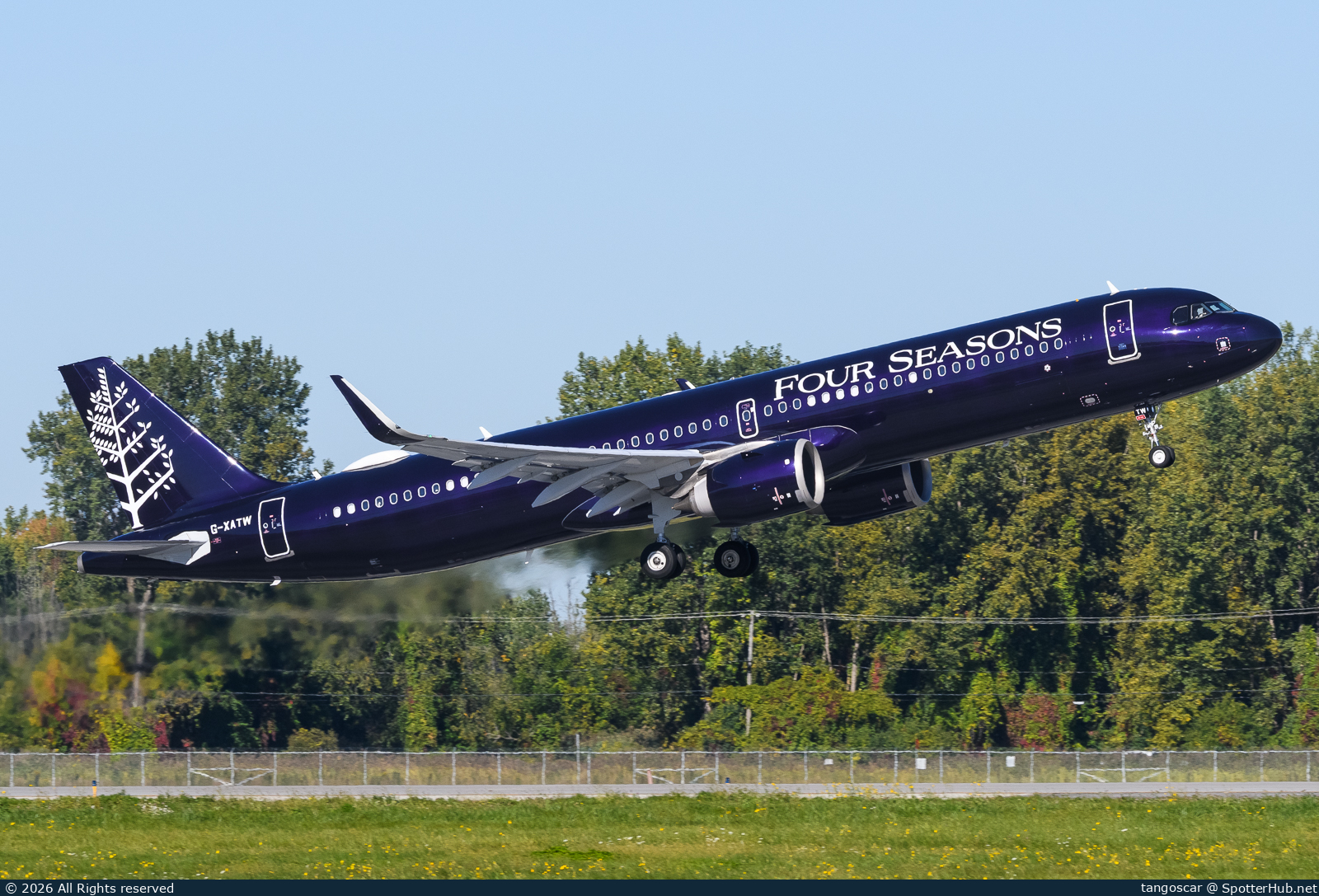 Photo of G-XATW - Airbus A321-253NX operated by Titan Airways
