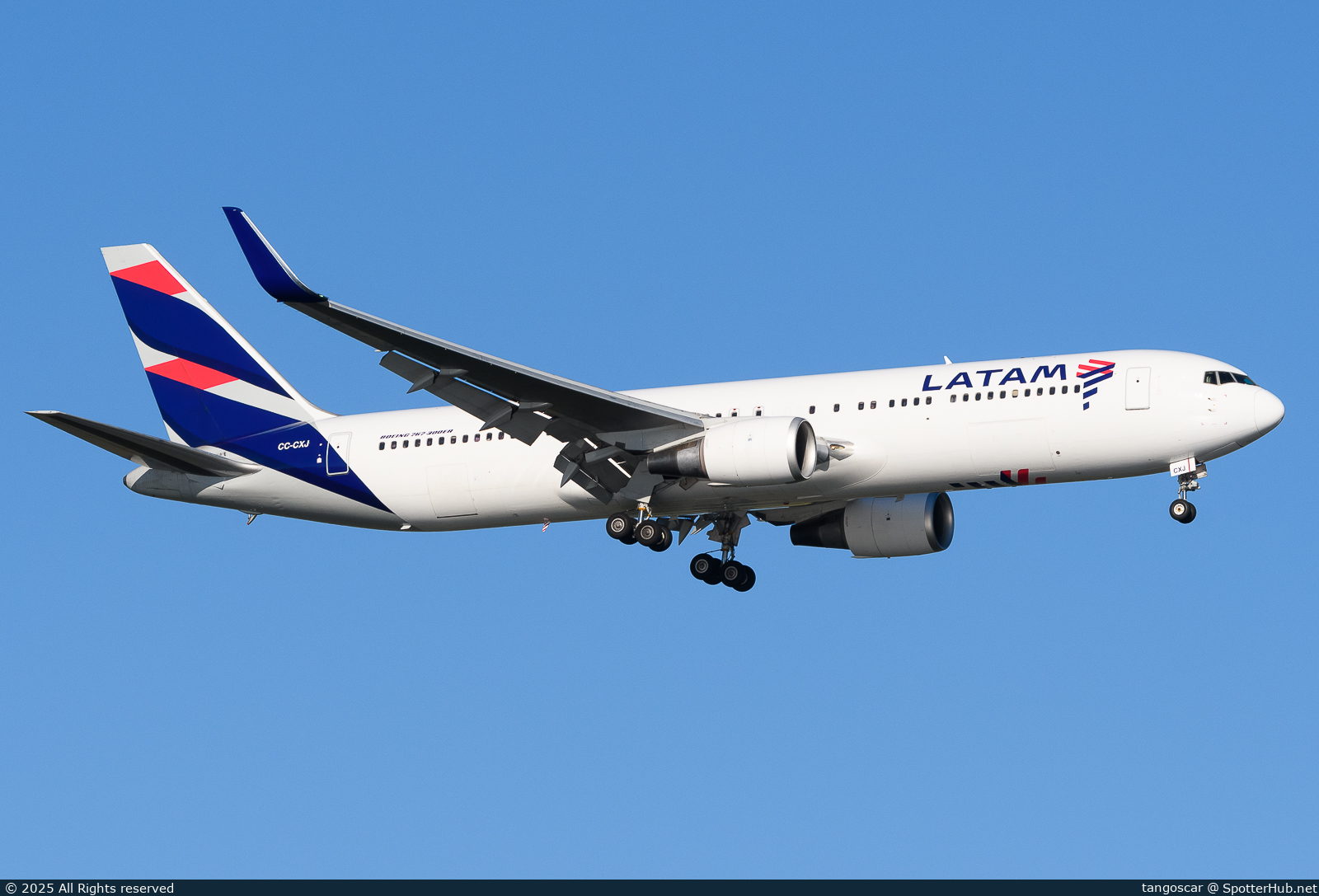 Photo of CC-CXJ - Boeing 767-316(ER) operated by LATAM Airlines