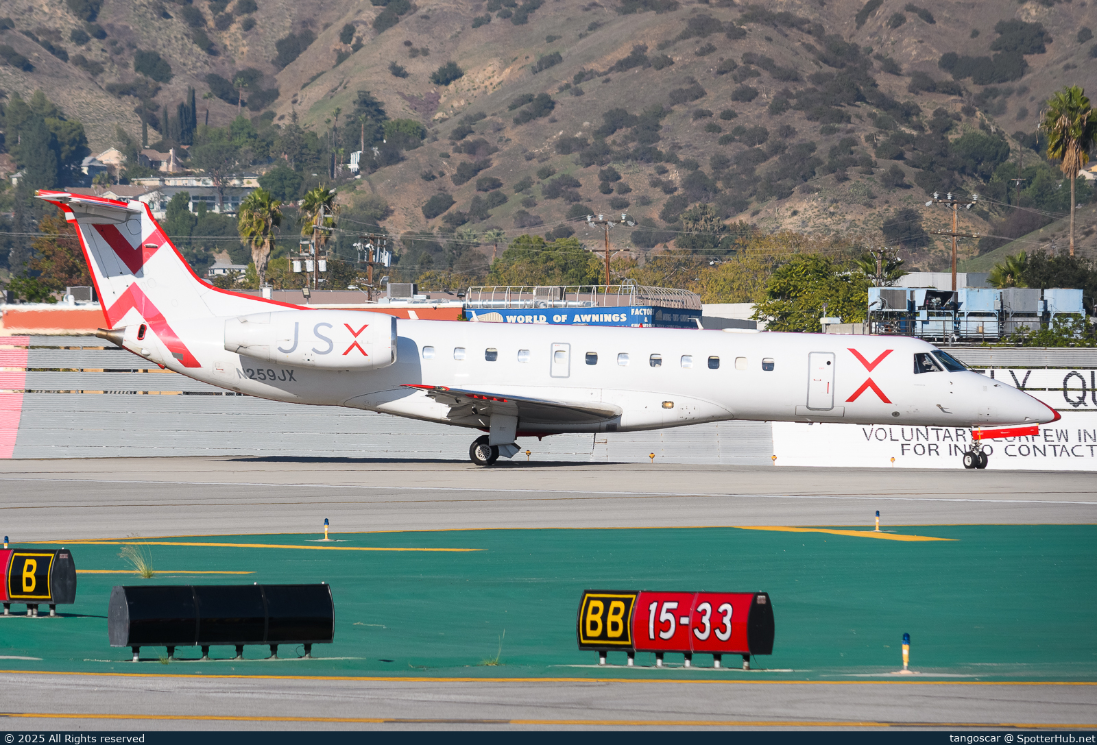 Photo of N259JX - Embraer ERJ-135LR operated by JetSuiteX