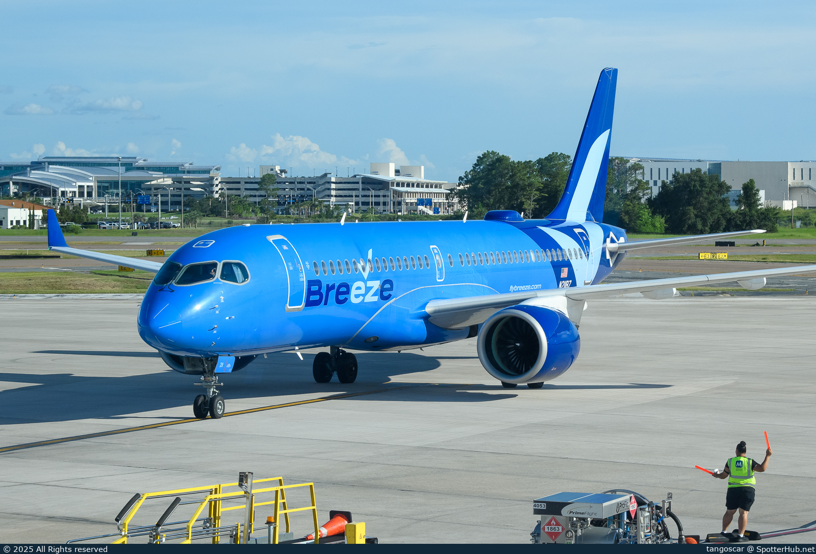 Photo of N211BZ - Airbus A220-300 operated by Breeze Airways