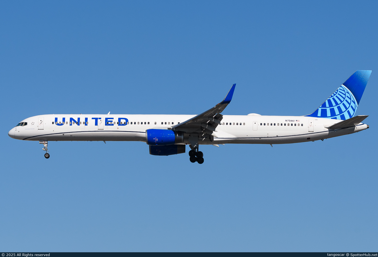 Photo of N75861 - Boeing 757-33N operated by United Airlines