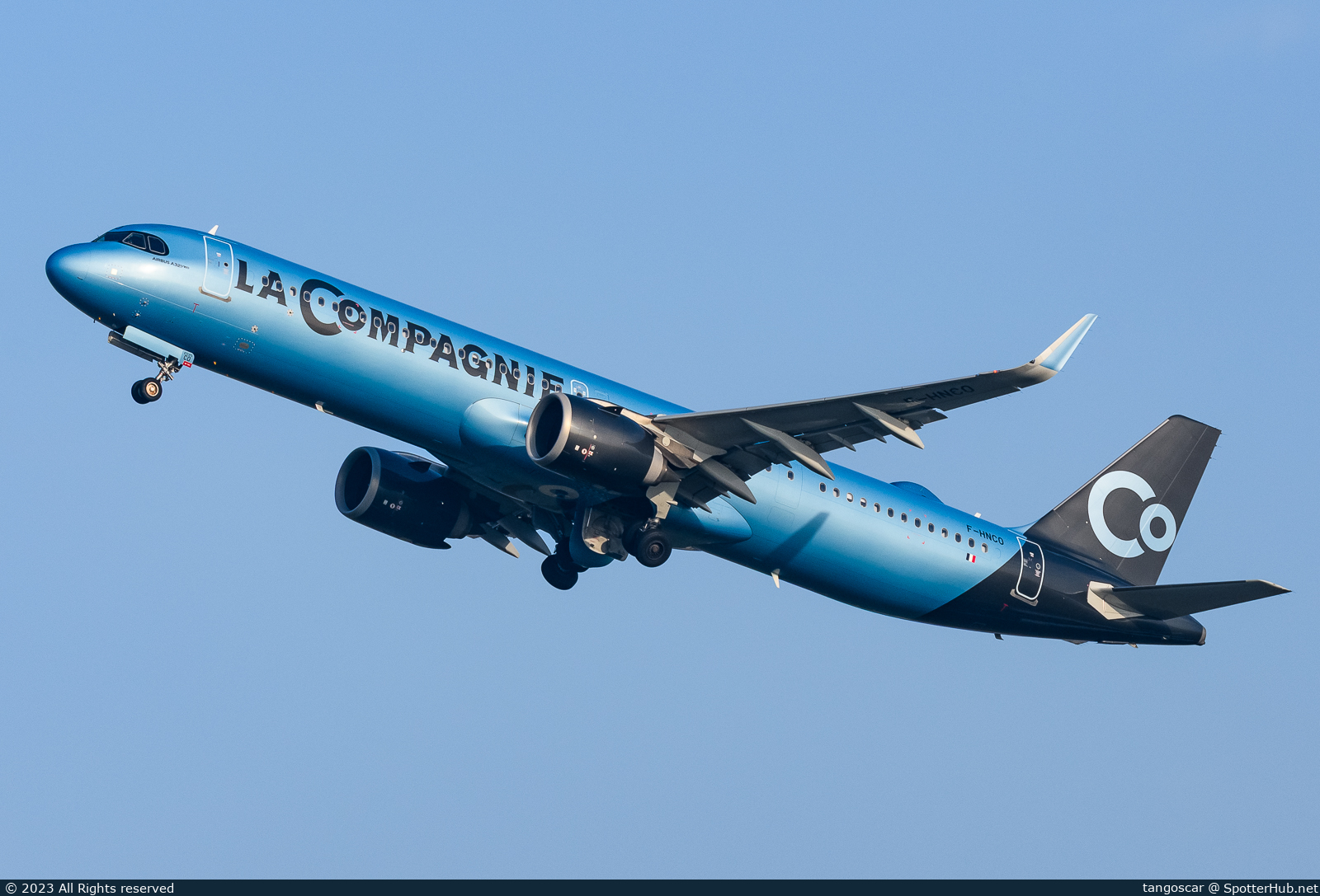 Photo of F-HNCO - Airbus A321-252NX operated by La Compagnie