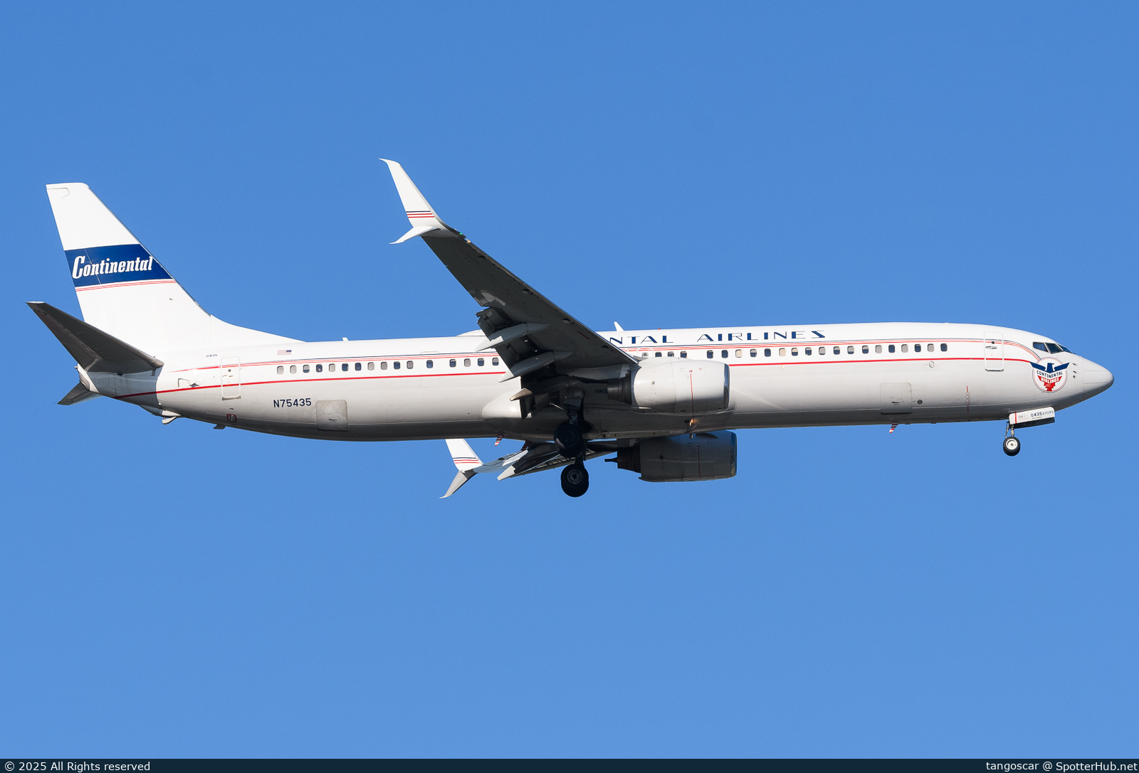 Photo of N75435 - Boeing 737-924(ER) operated by United Airlines