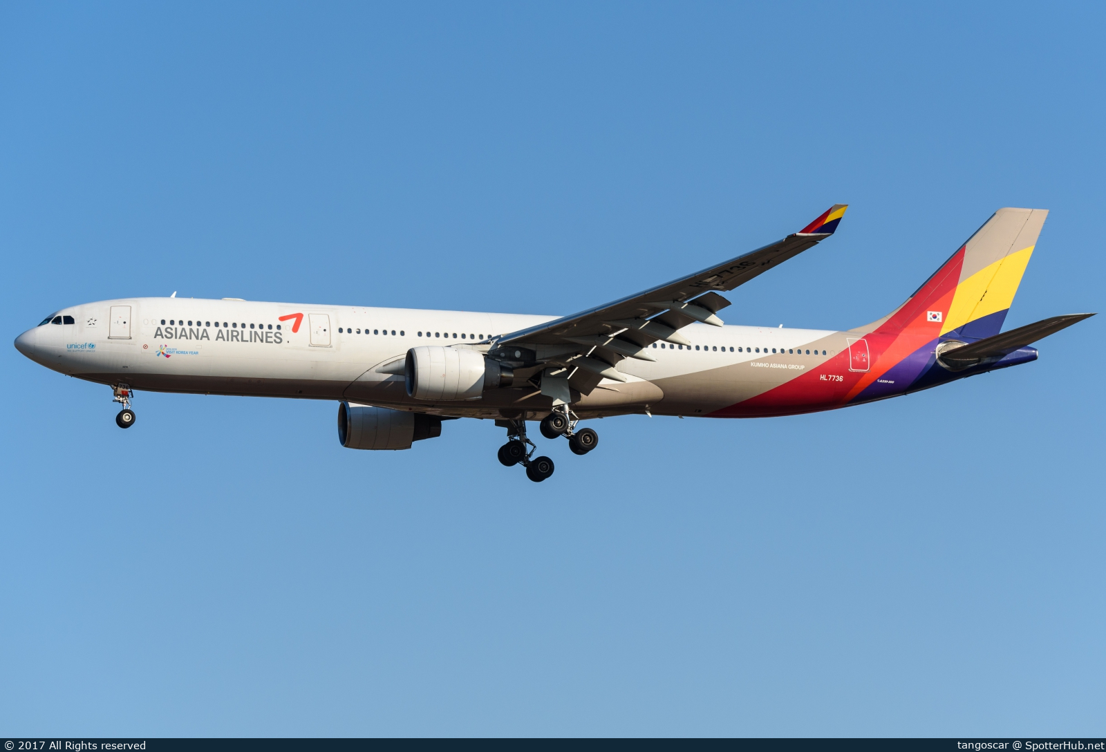 Photo of HL7736 - Airbus A330-323 operated by Asiana Airlines