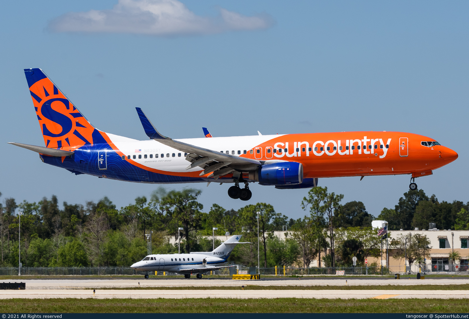 Photo of N830SY - Boeing 737-83N operated by Sun Country Airlines
