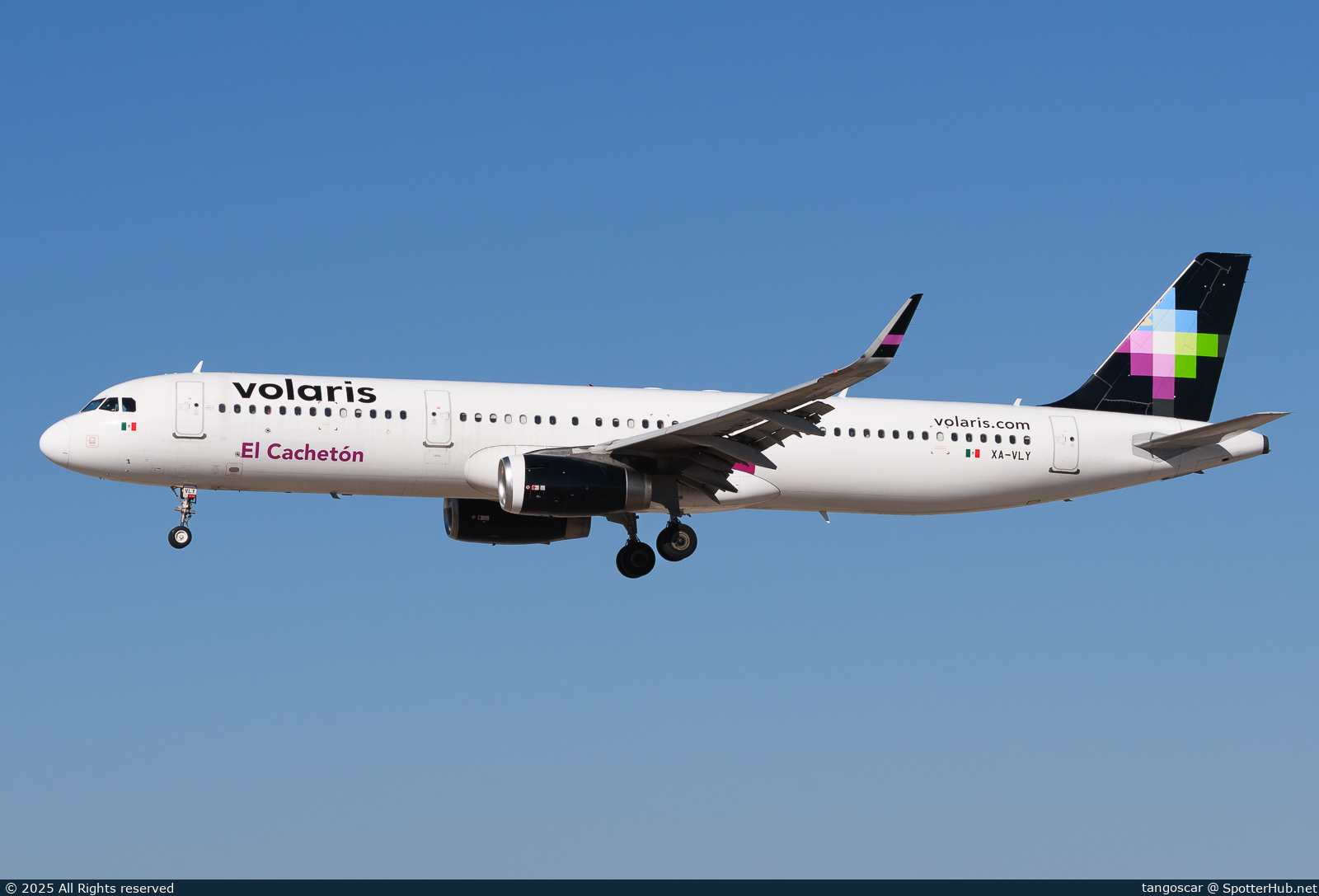 Photo of XA-VLY - Airbus A321-231 operated by Volaris
