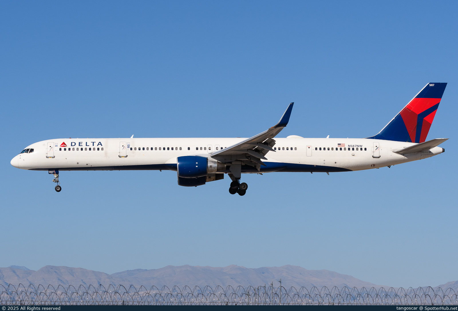 Photo of N587NW - Boeing 757-351 operated by Delta Air Lines