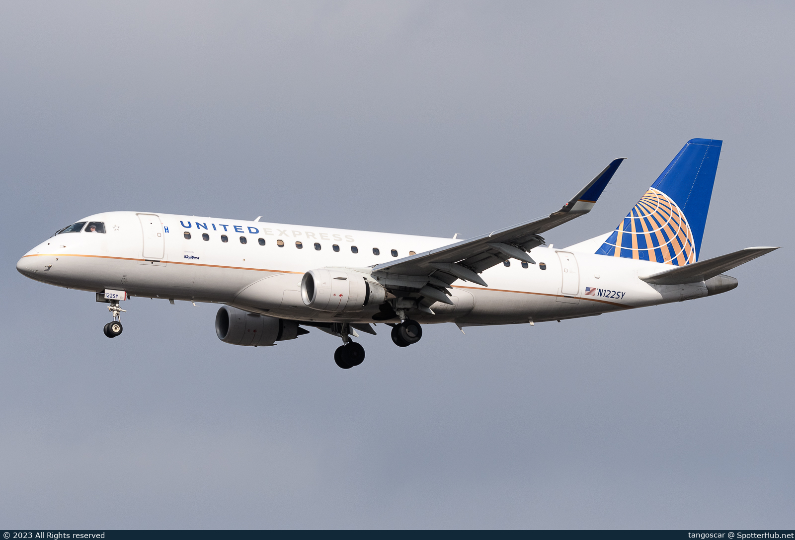 Photo of N122SY - Embraer ERJ-175LR operated by United Express (opb SkyWest Airlines)