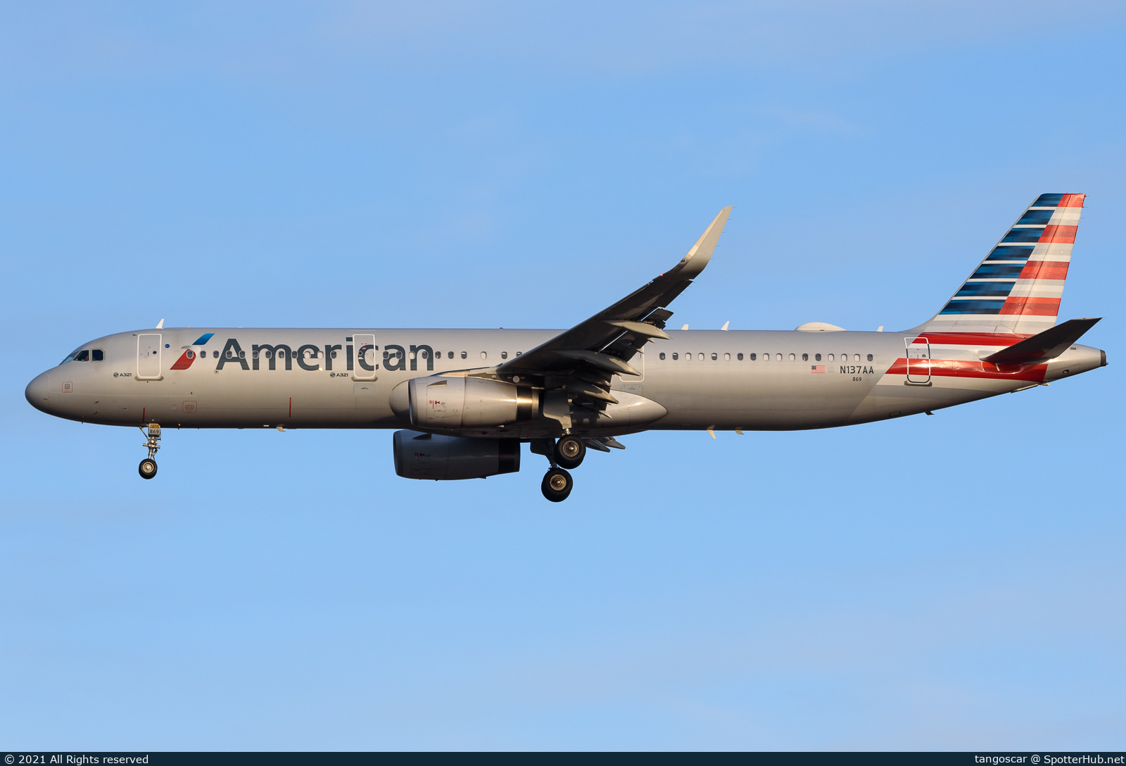 Photo of N137AA - Airbus A321-231 operated by American Airlines