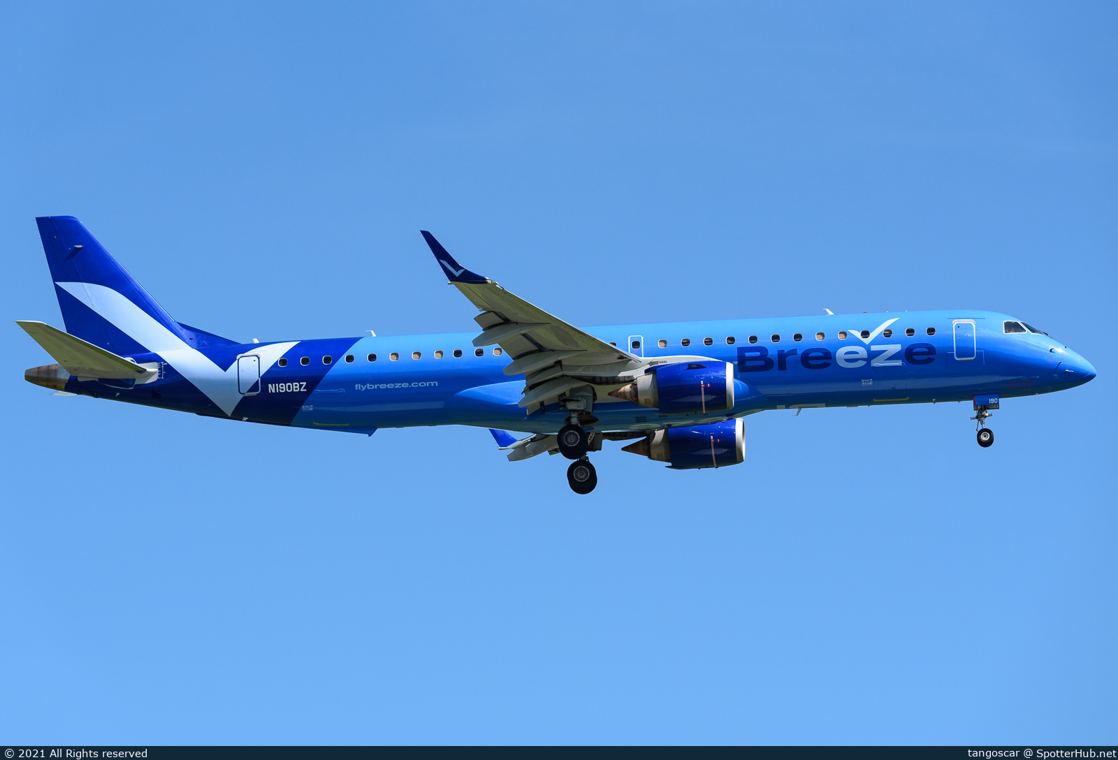 Photo of N190BZ - Embraer ERJ-195AR operated by Breeze Airways