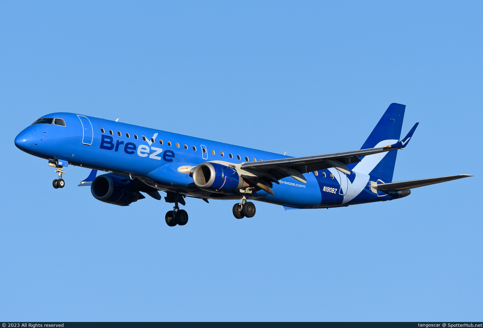 Photo of N190BZ - Embraer ERJ-195AR operated by Breeze Airways