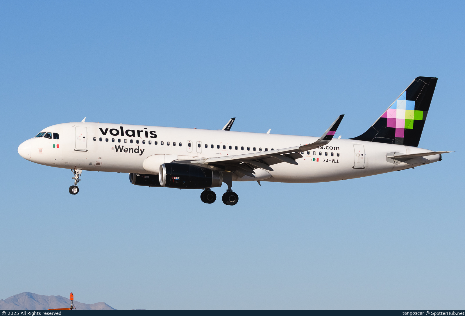 Photo of XA-VLL - Airbus A320-233 operated by Volaris