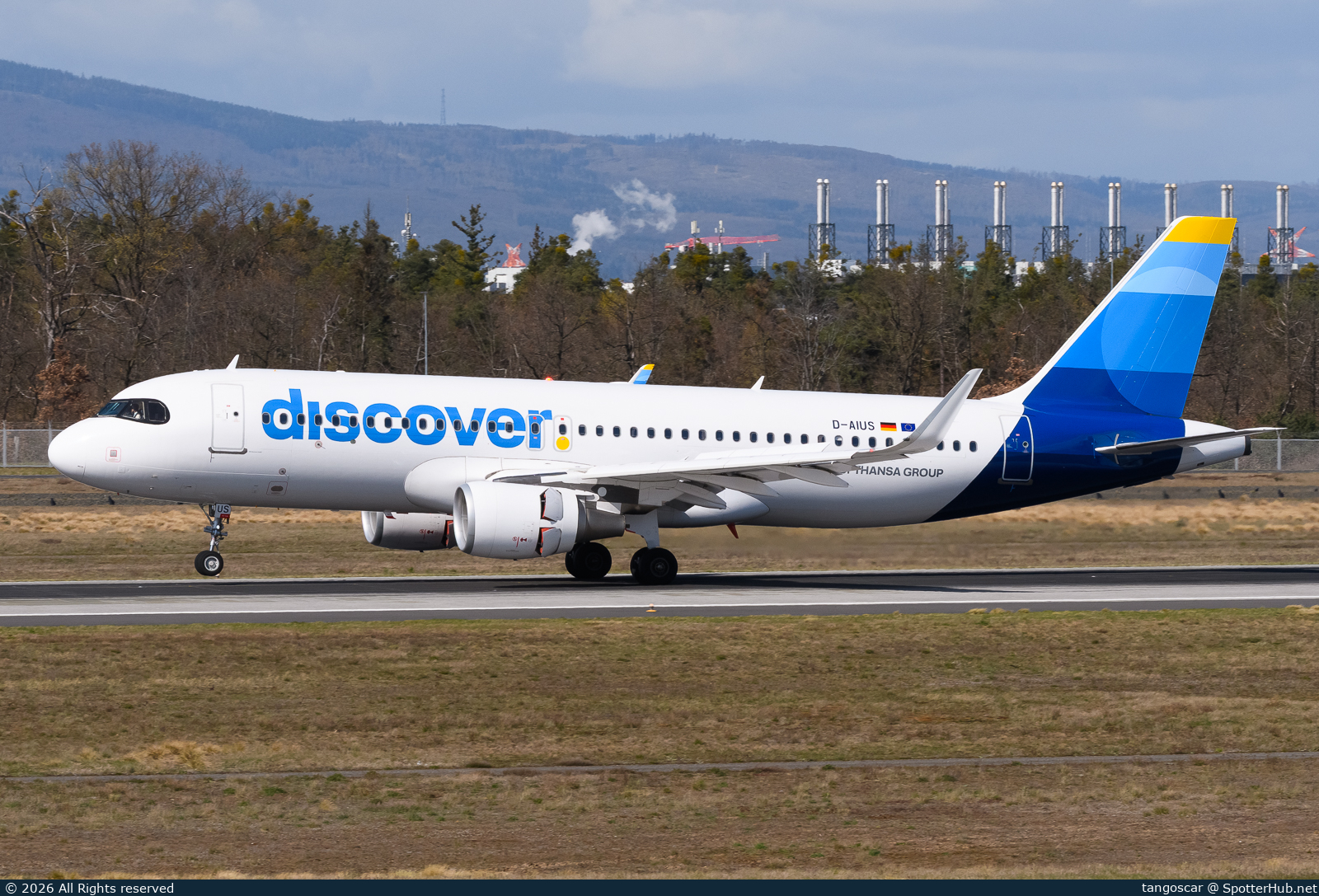 Photo of D-AIUS - Airbus A320-214 operated by Discover Airlines
