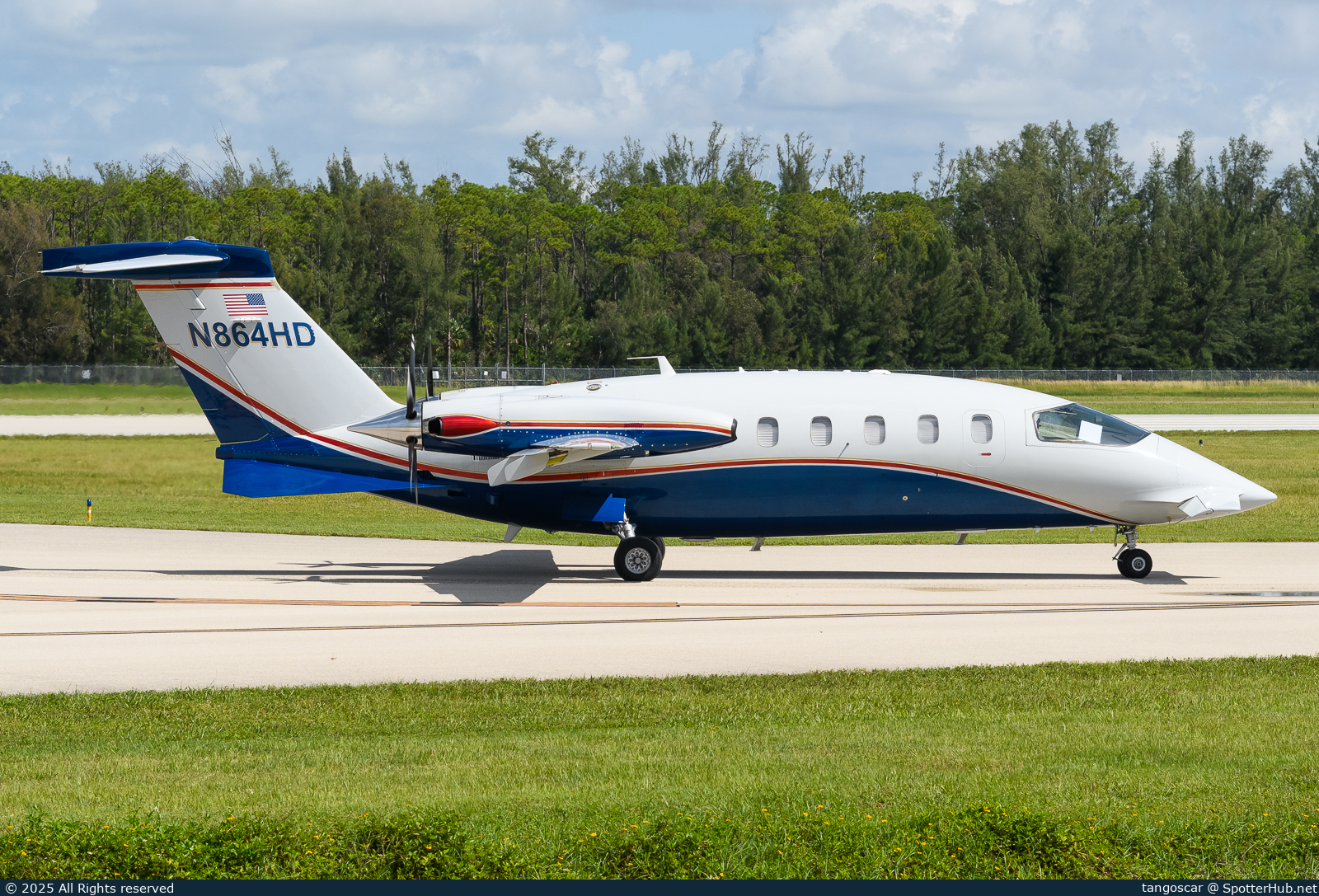 Photo of N864HD - Piaggio P.180 Avanti II operated by Private