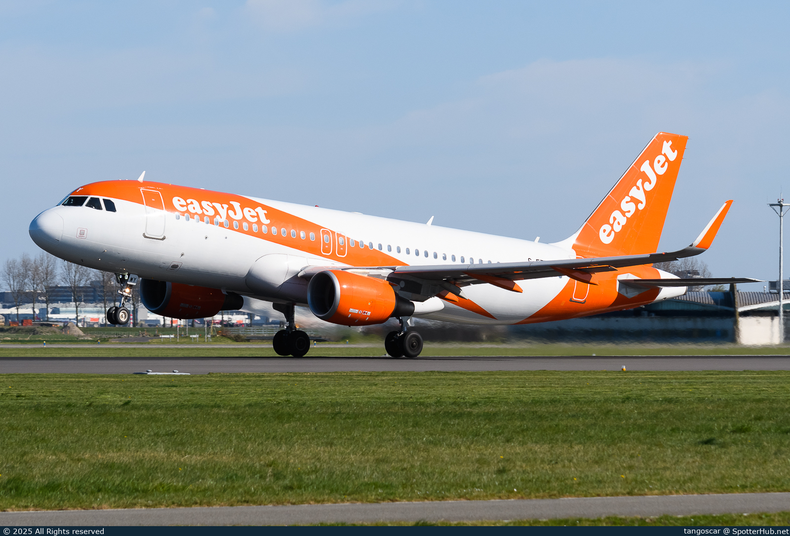 Photo of G-EZWY - Airbus A320-214 operated by easyJet