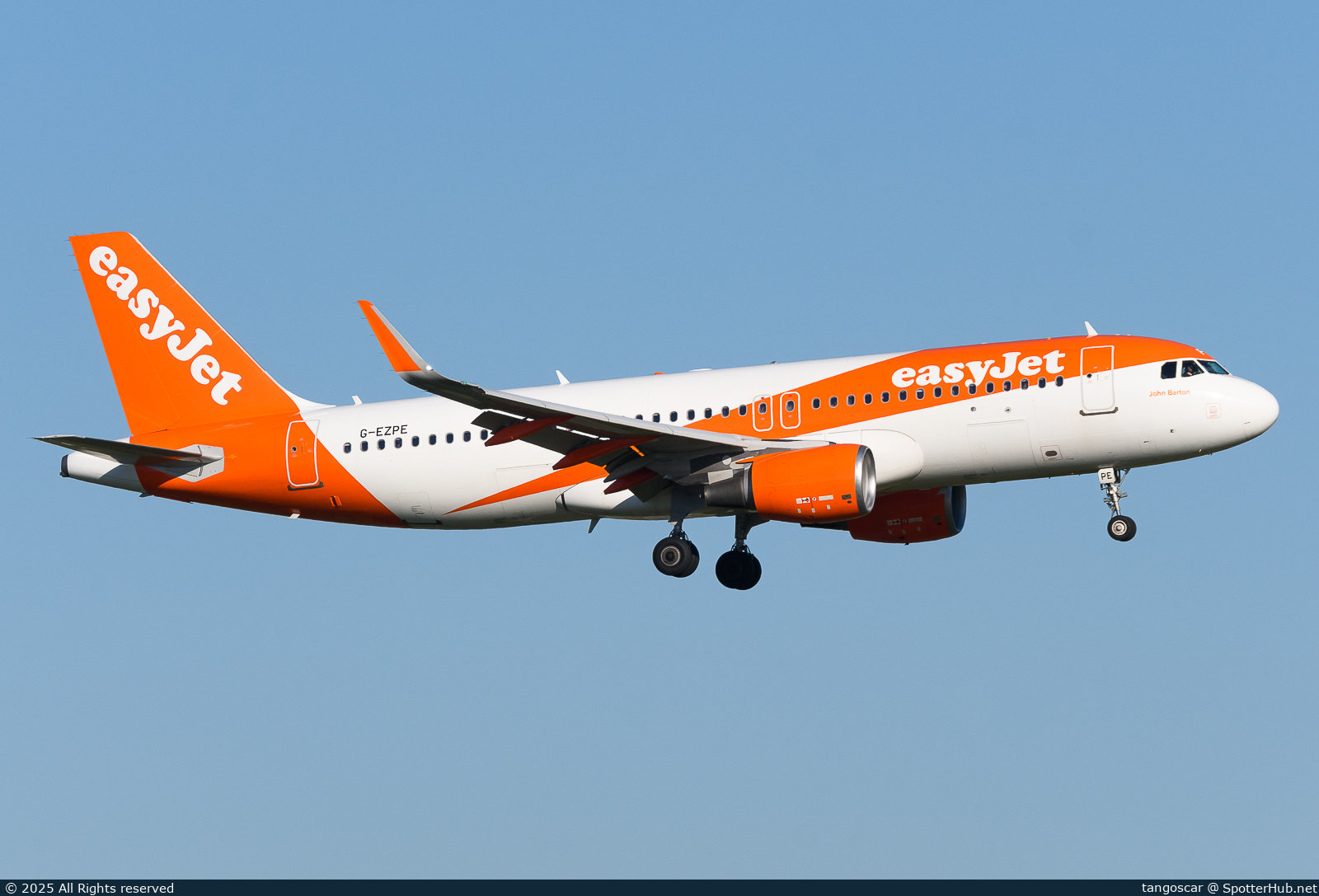 Photo of G-EZPE - Airbus A320-214 operated by easyJet