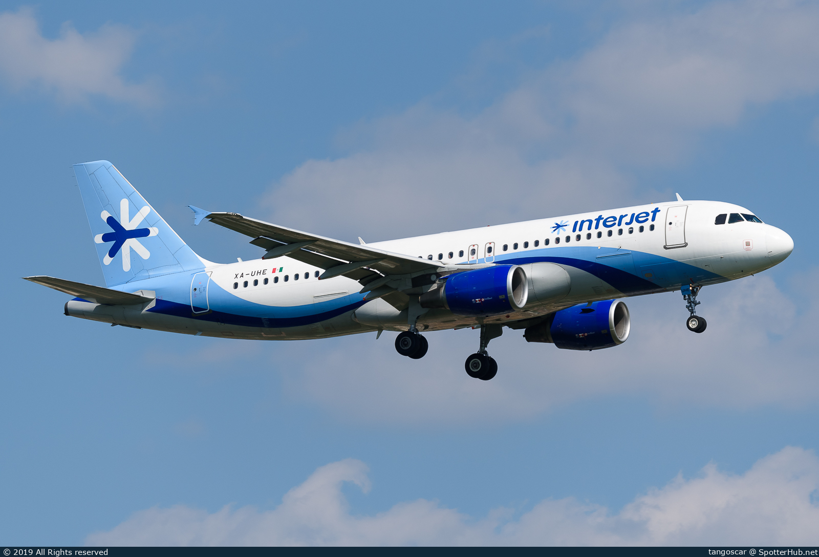Photo of XA-UHE - Airbus A320-214 operated by Interjet