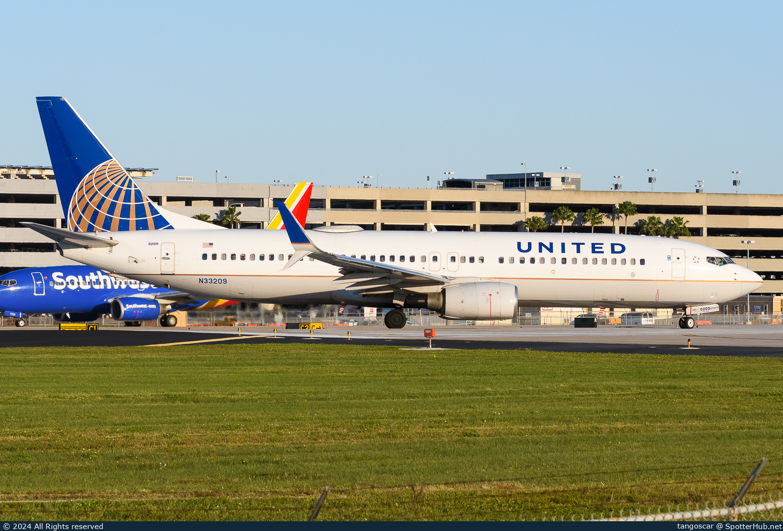 Photo of N33209 - Boeing 737-824 operated by United Airlines