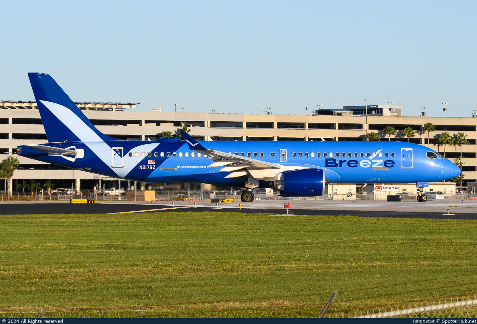 Photo of N217BZ - Airbus A220-300 operated by Breeze Airways