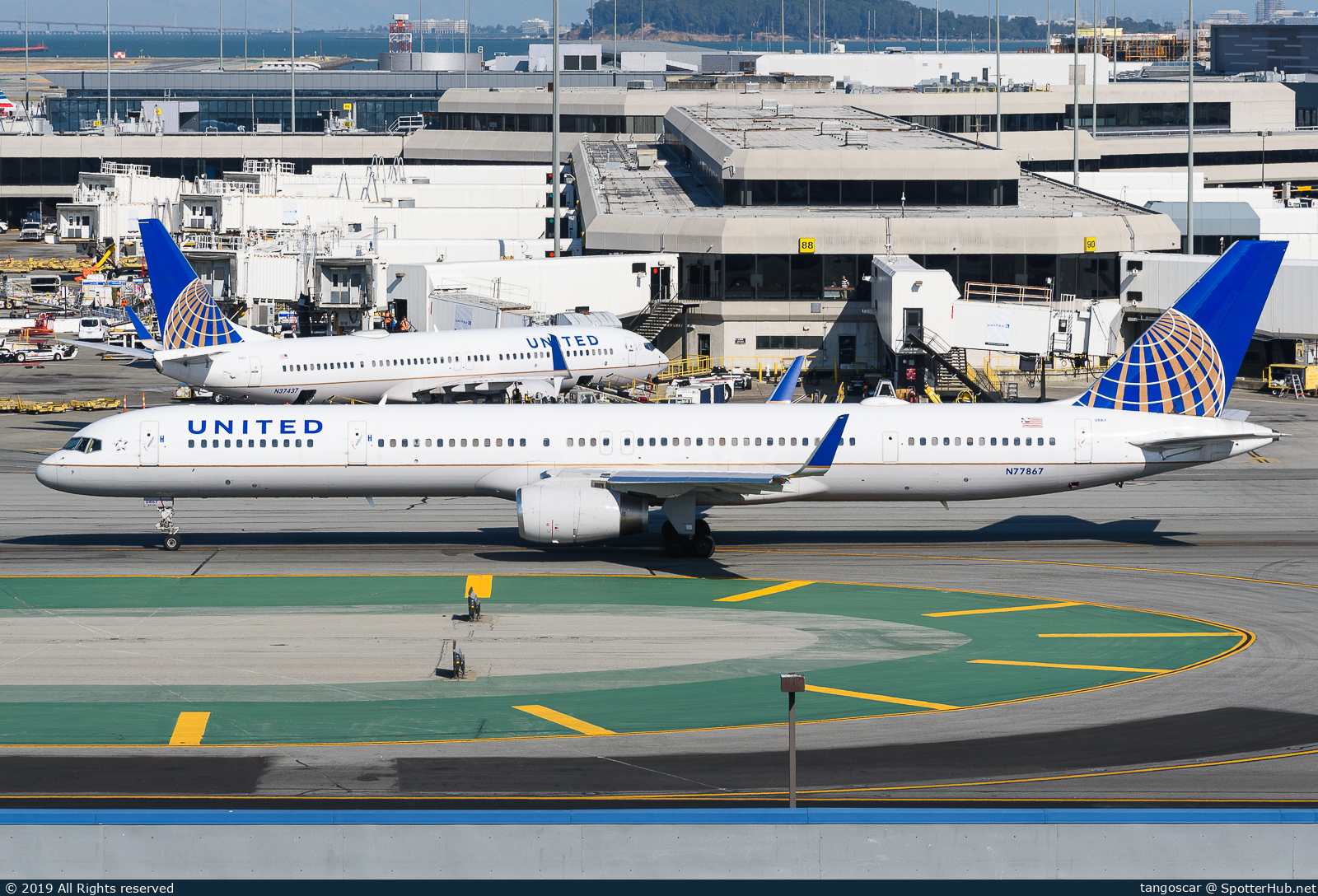 Photo of N77867 - Boeing 757-33N operated by United Airlines
