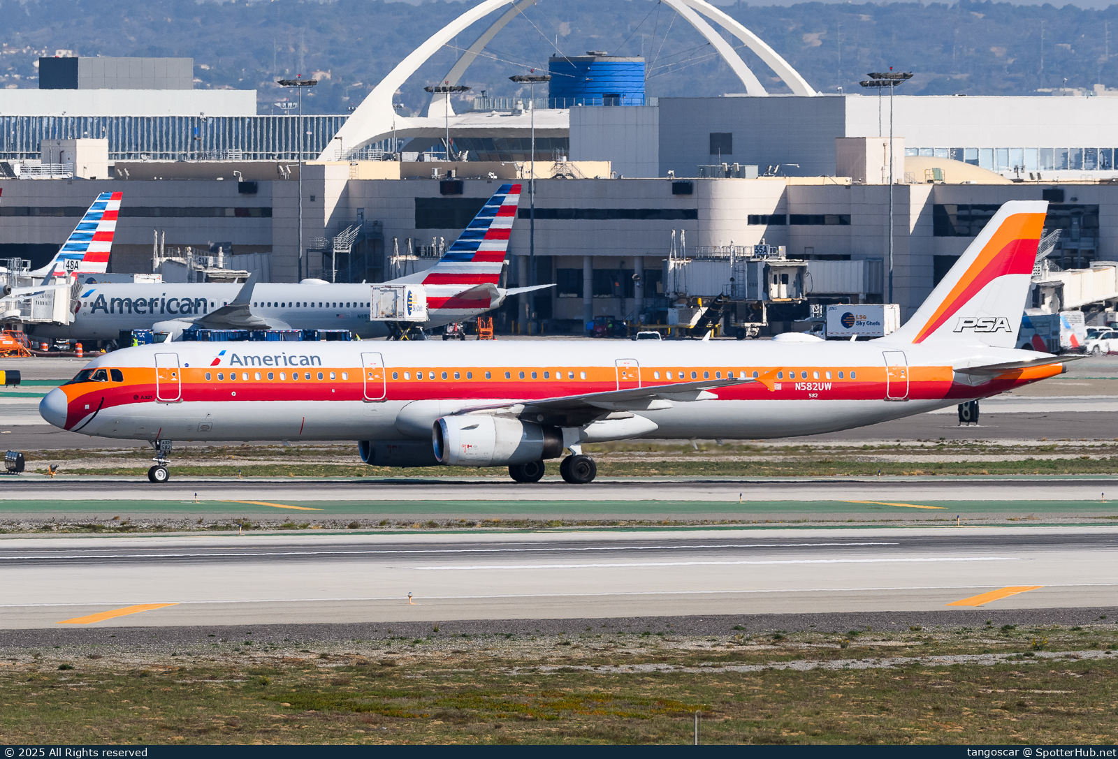 Photo of N582UW - Airbus A321-231 operated by American Airlines