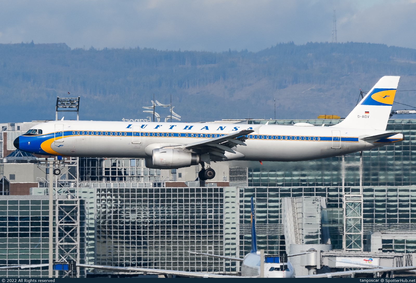 Photo of D-AIDV - Airbus A321-231 operated by Lufthansa