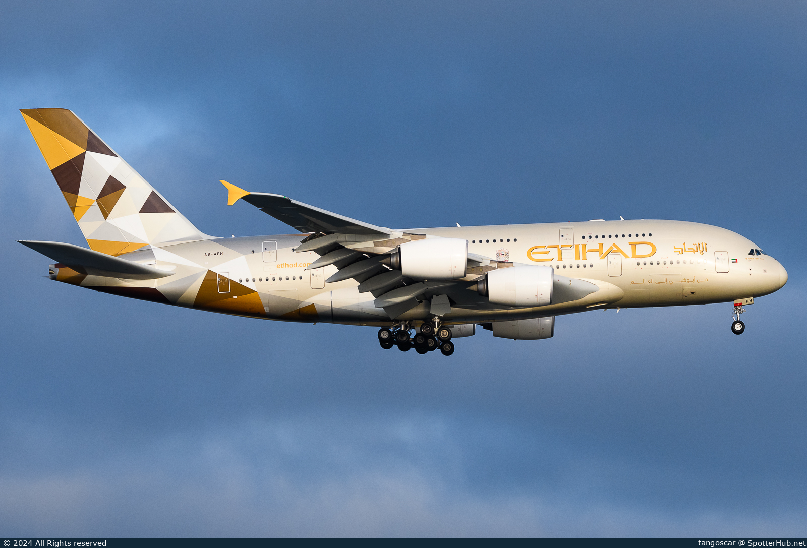 Photo of A6-APH - Airbus A380-861 operated by Etihad Airways