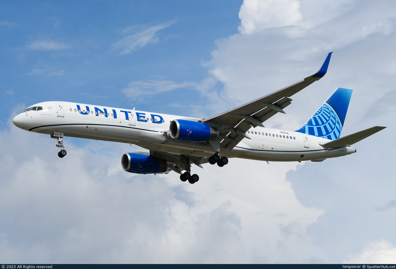 Photo of N19136 - Boeing 757-224 operated by United Airlines