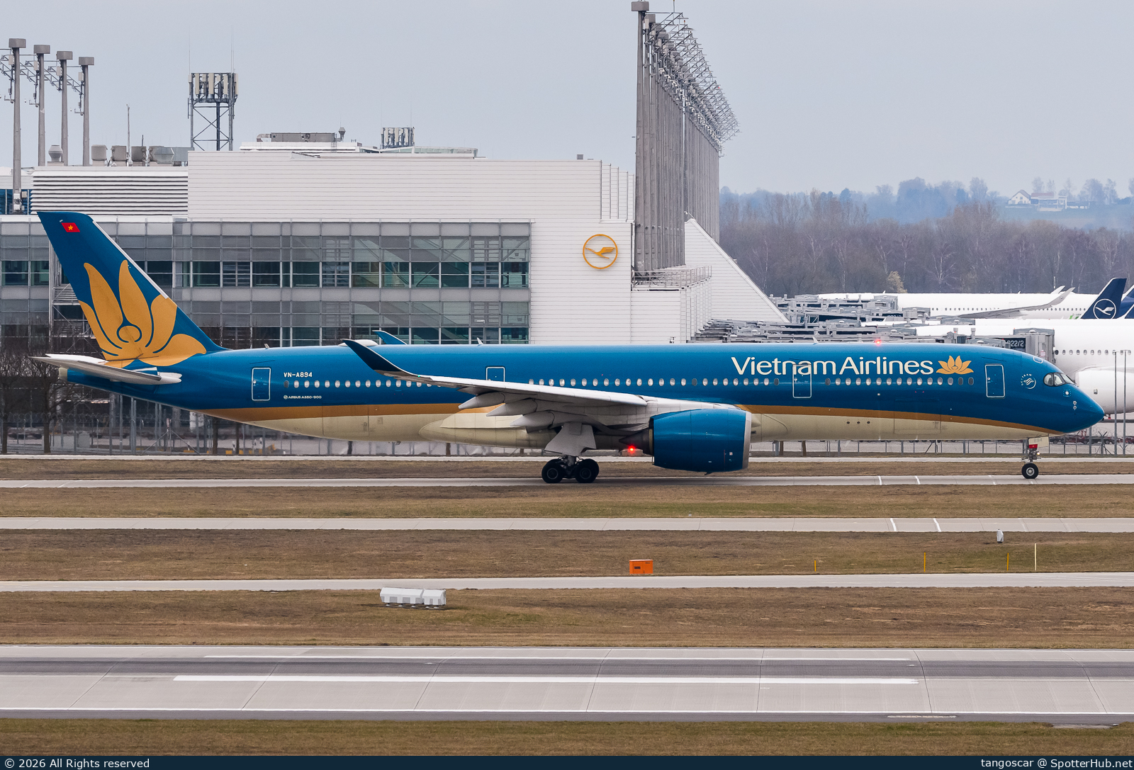 Photo of VN-A894 - Airbus A350-941 operated by Vietnam Airlines