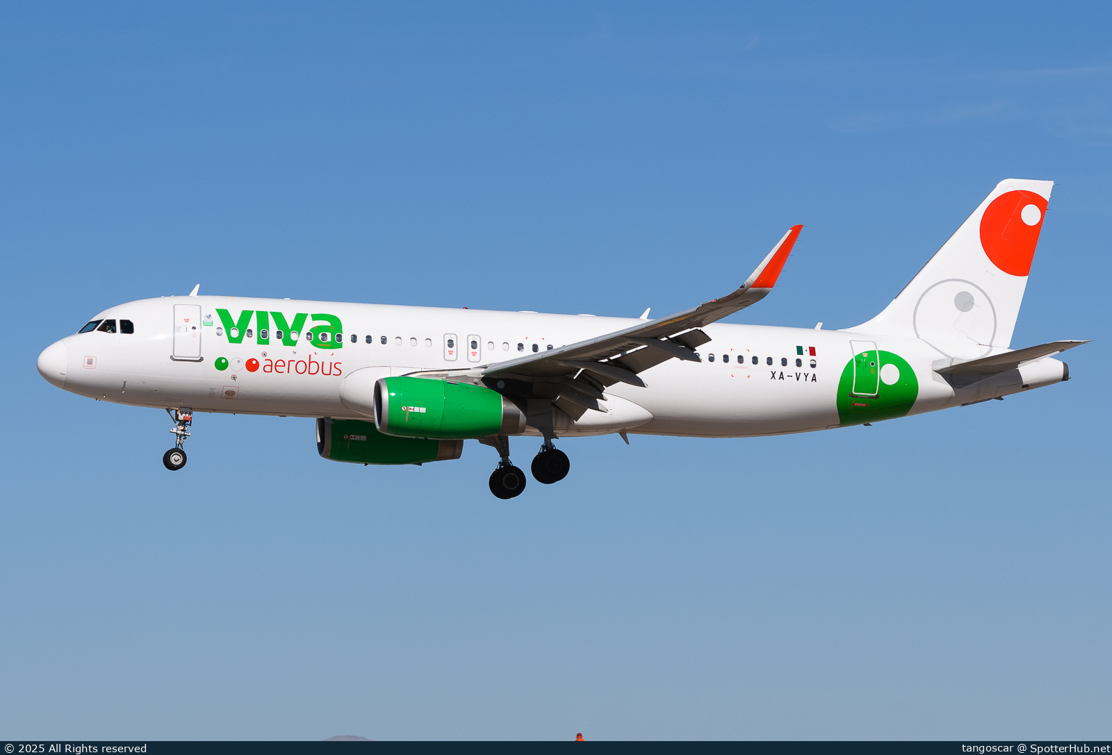 Photo of XA-VYA - Airbus A320-232 operated by Viva Aerobus