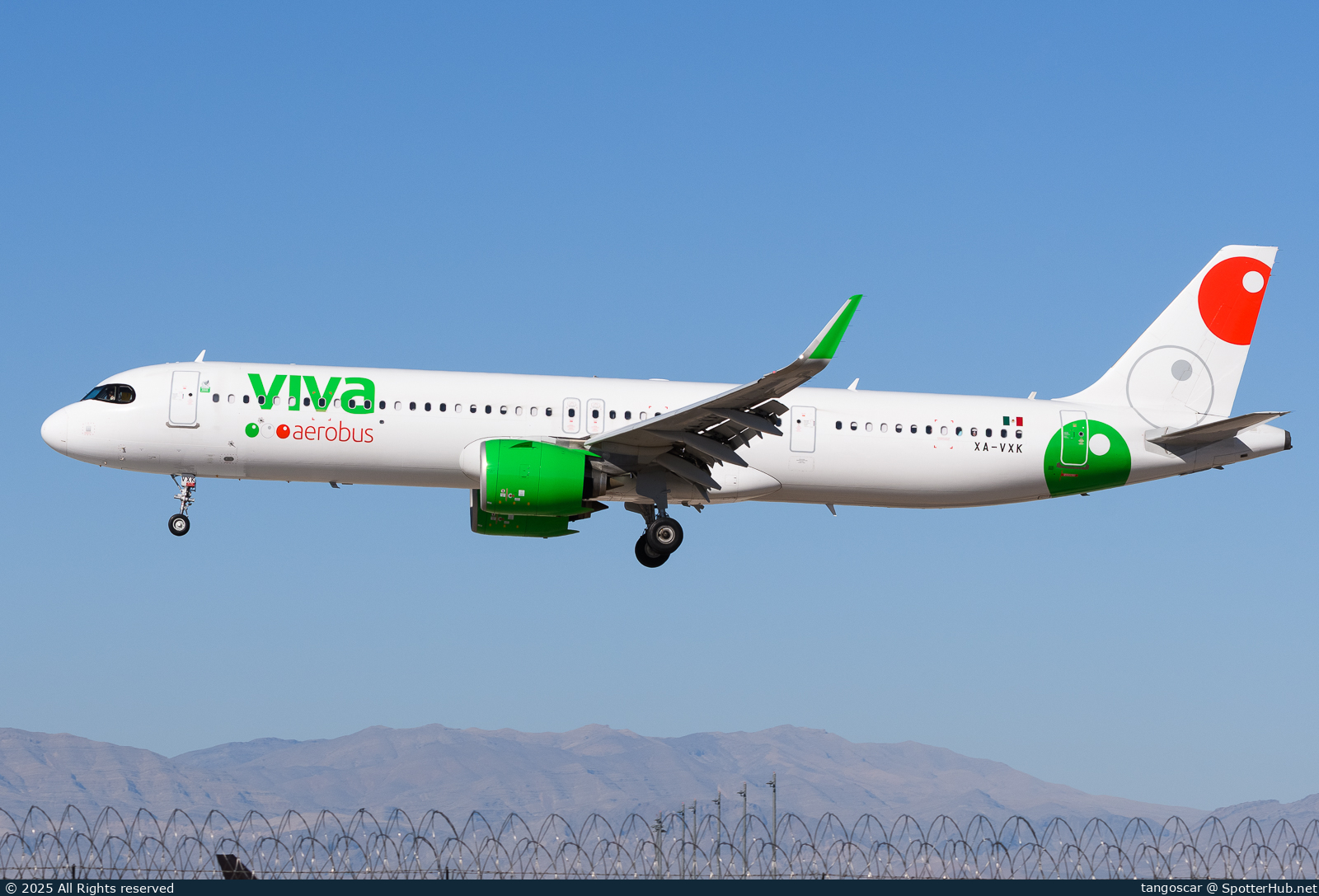 Photo of XA-VXK - Airbus A321-271NX operated by Viva Aerobus