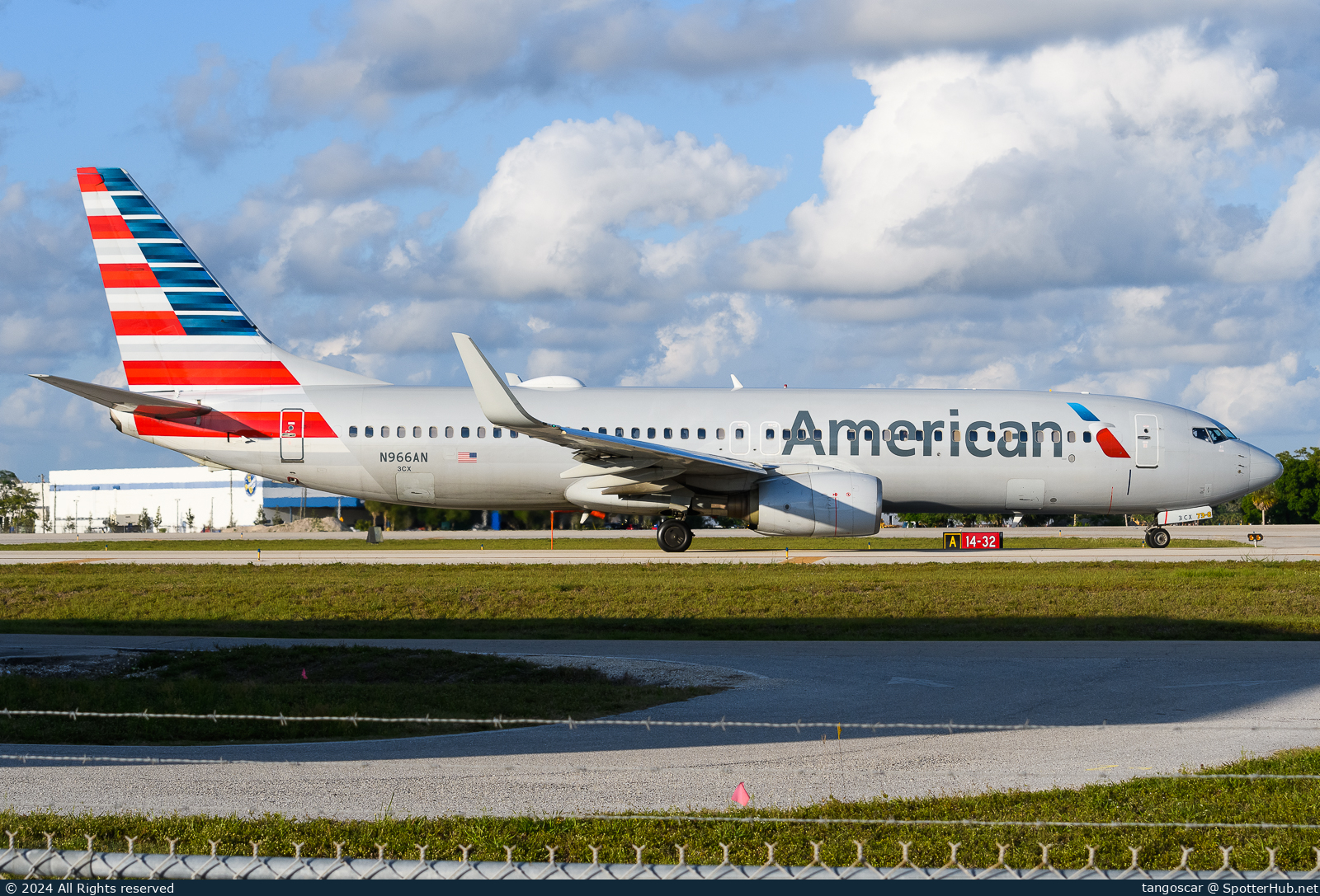 Photo of N966AN - Boeing 737-823 operated by American Airlines