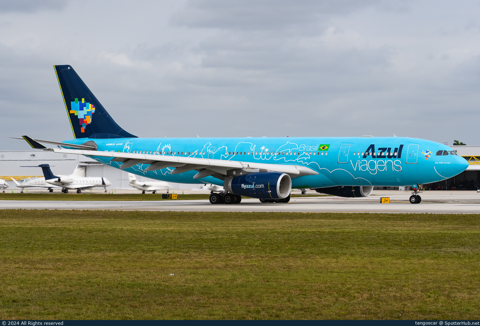 Photo of PR-AIU - Airbus A330-243 operated by Azul