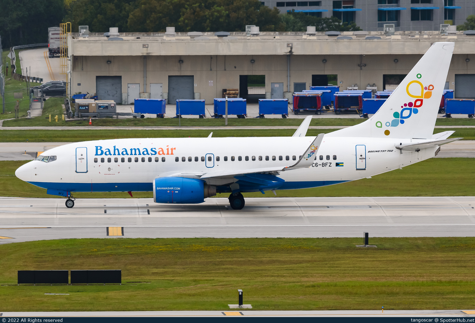 Photo of C6-BFZ - Boeing 737-752 operated by Bahamasair