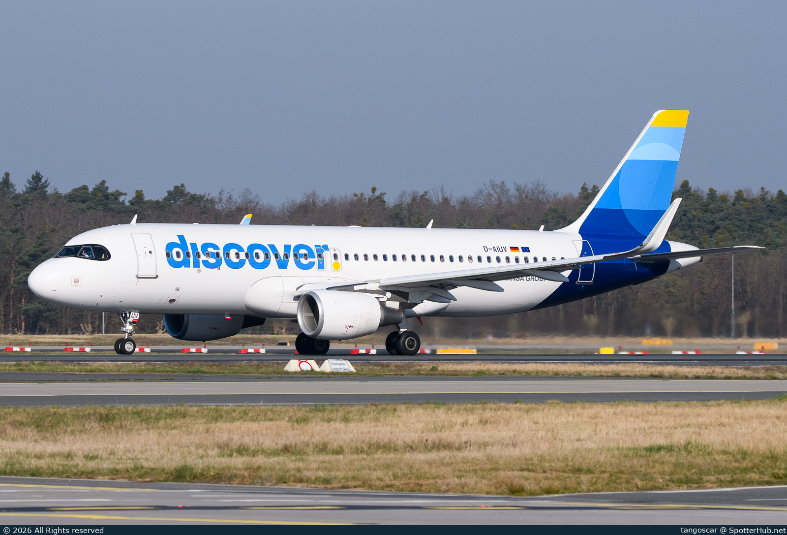 Photo of D-AIUV - Airbus A320-214 operated by Discover Airlines