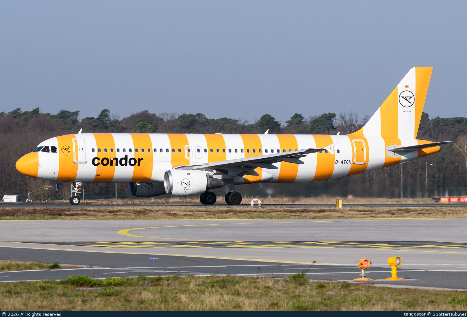 Photo of D-ATCH - Airbus A320-212 operated by Condor