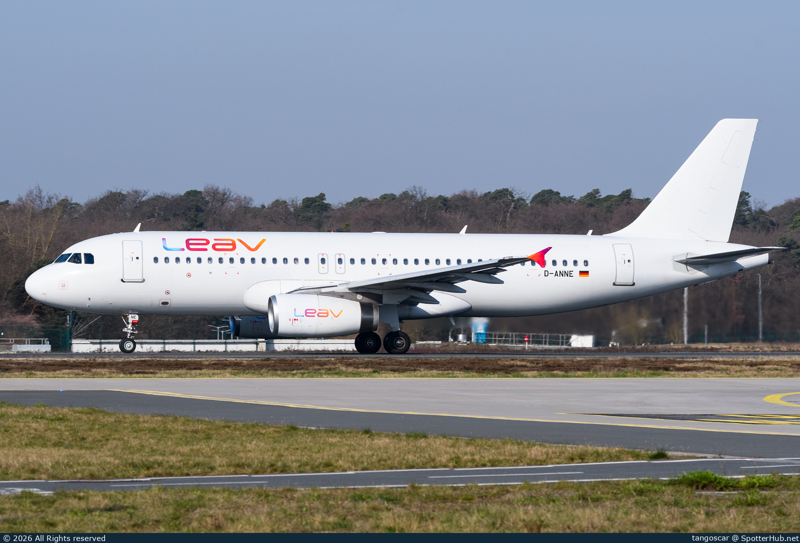 Photo of D-ANNE - Airbus A320-232 operated by LEAV Aviation