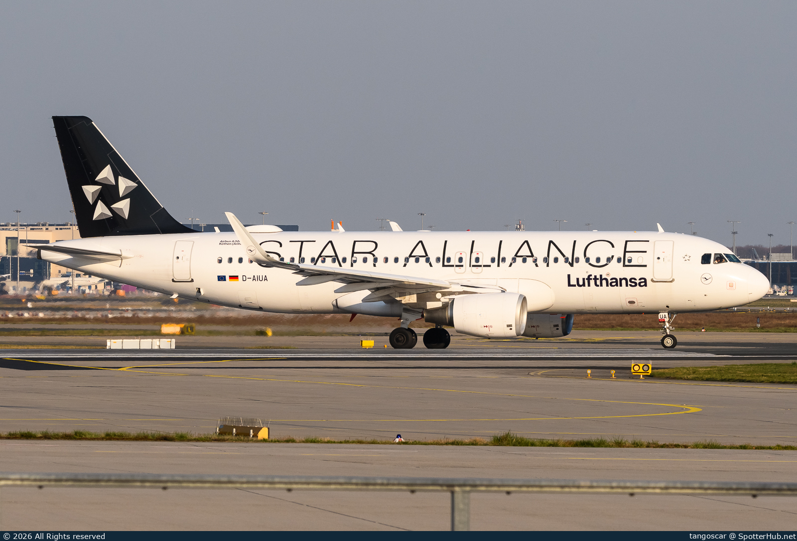 Photo of D-AIUA - Airbus A320-214 operated by Lufthansa