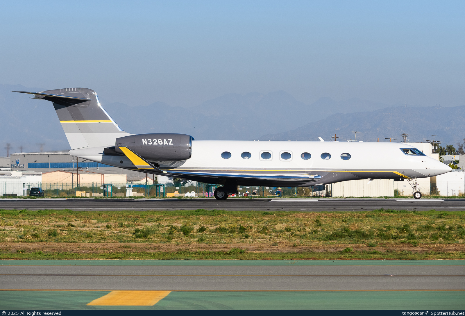 Photo of N326AZ - Gulfstream G600 operated by Clay Lacy Aviation
