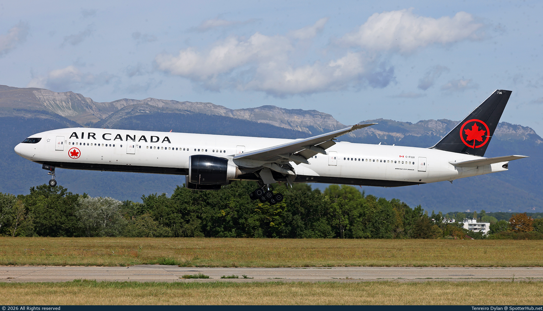 Photo of C-FIUV - Boeing 777-333(ER) operated by Air Canada