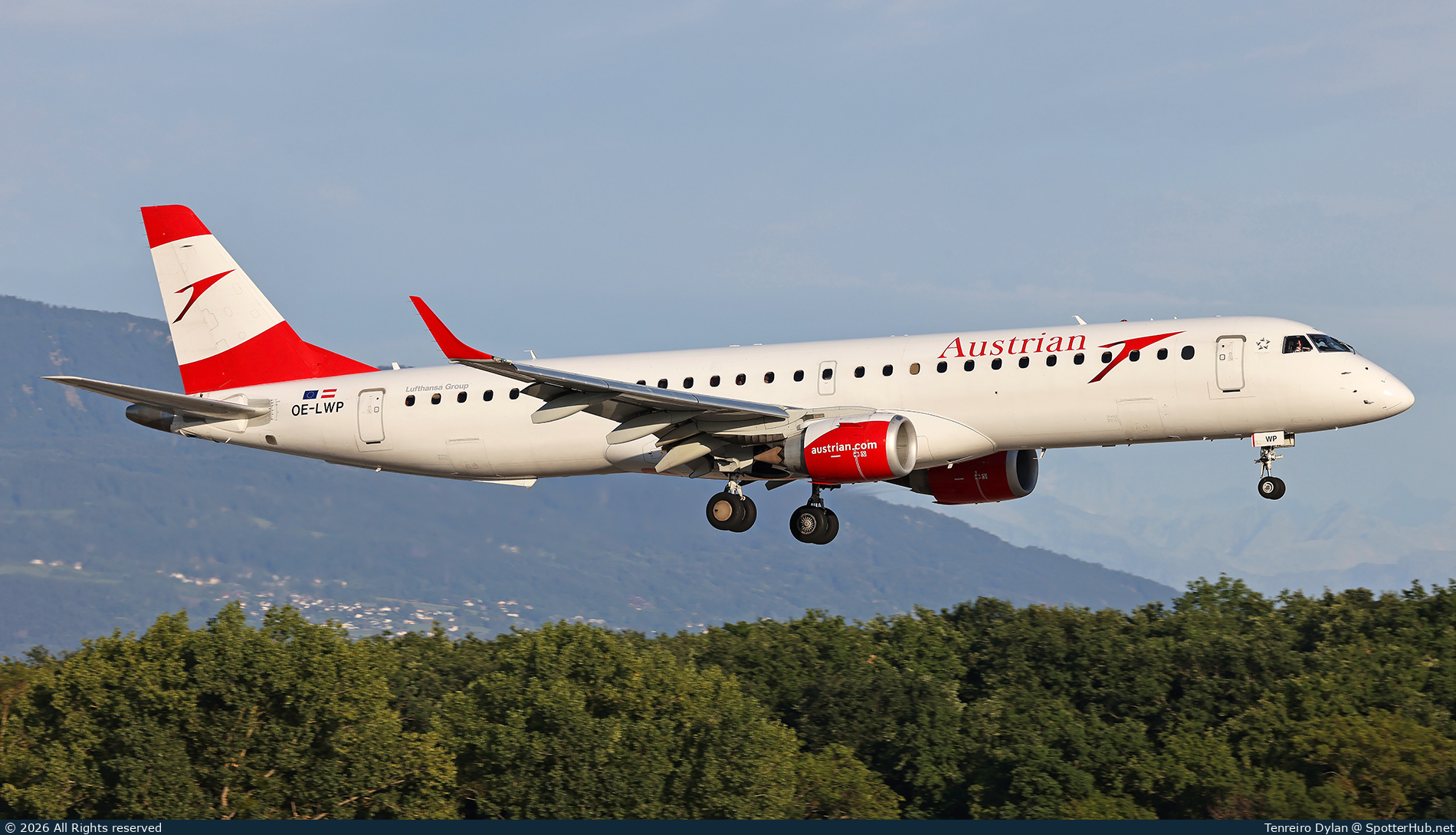 Photo of OE-LWP - Embraer ERJ-195LR operated by Austrian Airlines