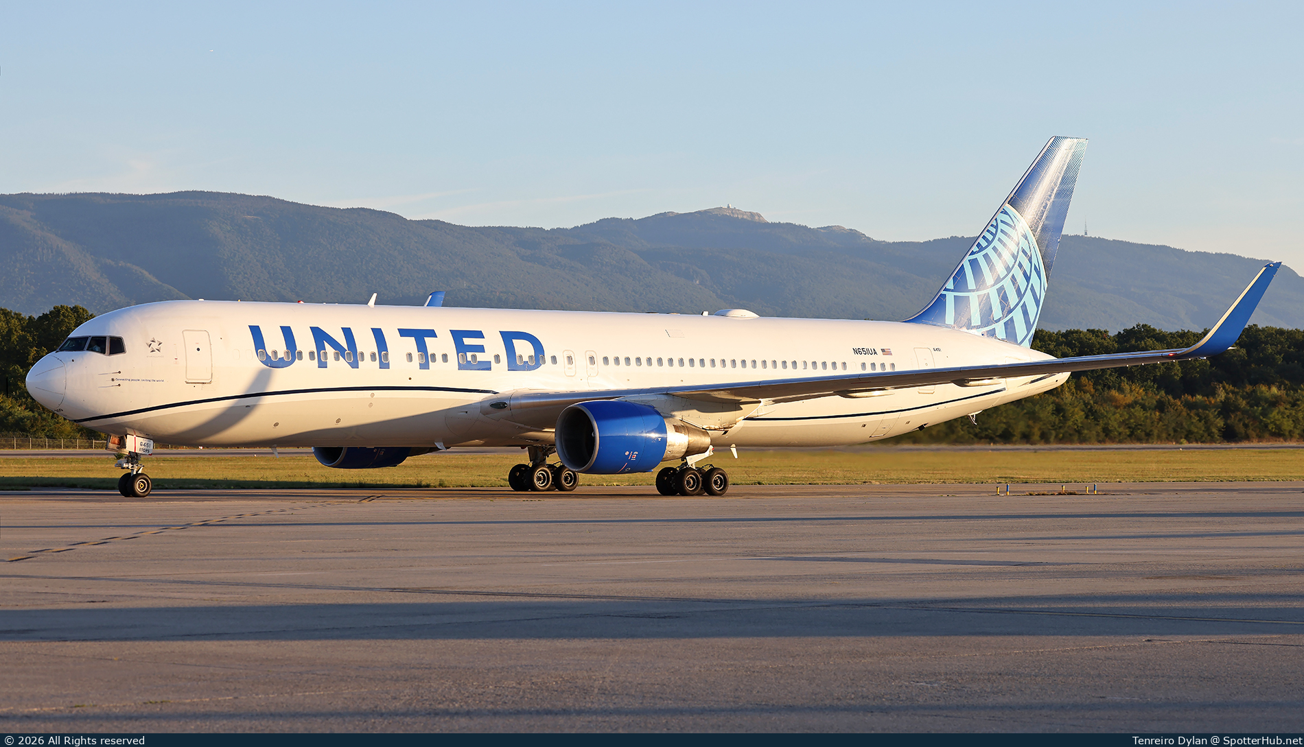 Photo of N651UA - Boeing 767-322(ER) operated by United Airlines