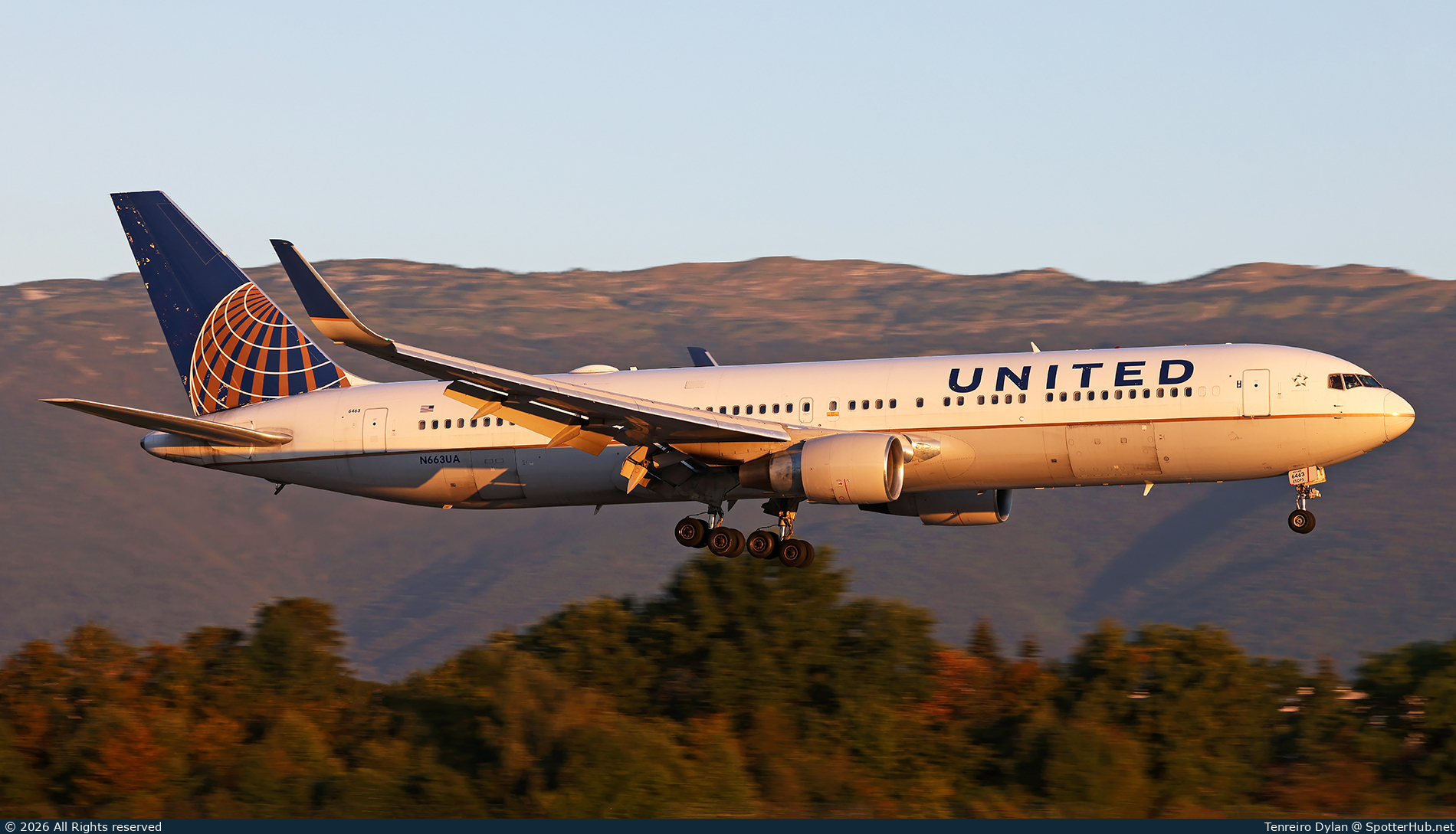 Photo of N663UA - Boeing 767-322(ER) operated by United Airlines