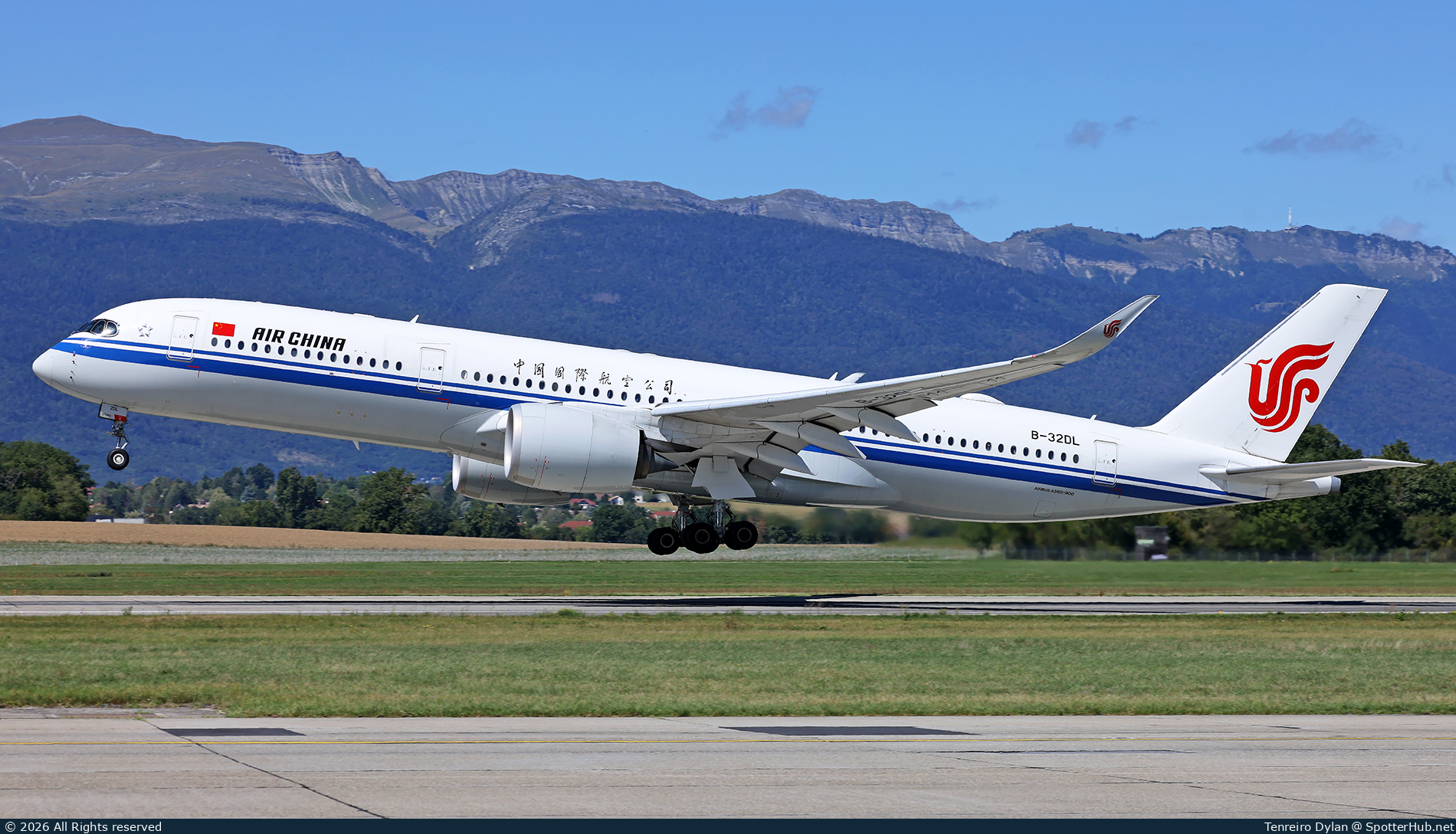 Photo of B-32DL - Airbus A350-941 operated by Air China