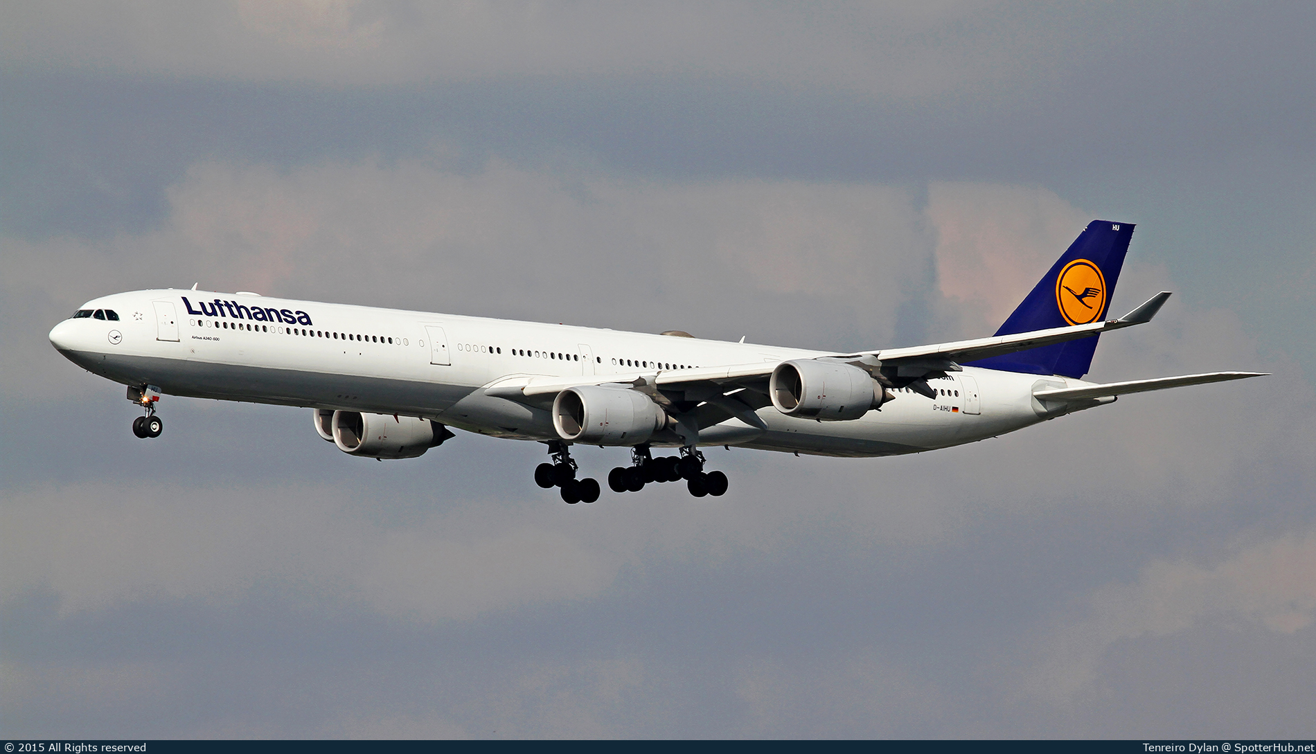Photo of D-AIHU - Airbus A340-642 operated by Lufthansa