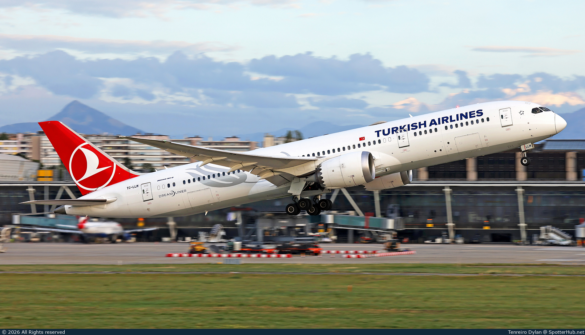 Photo of TC-LLM - Boeing 787-9 Dreamliner operated by Turkish Airlines